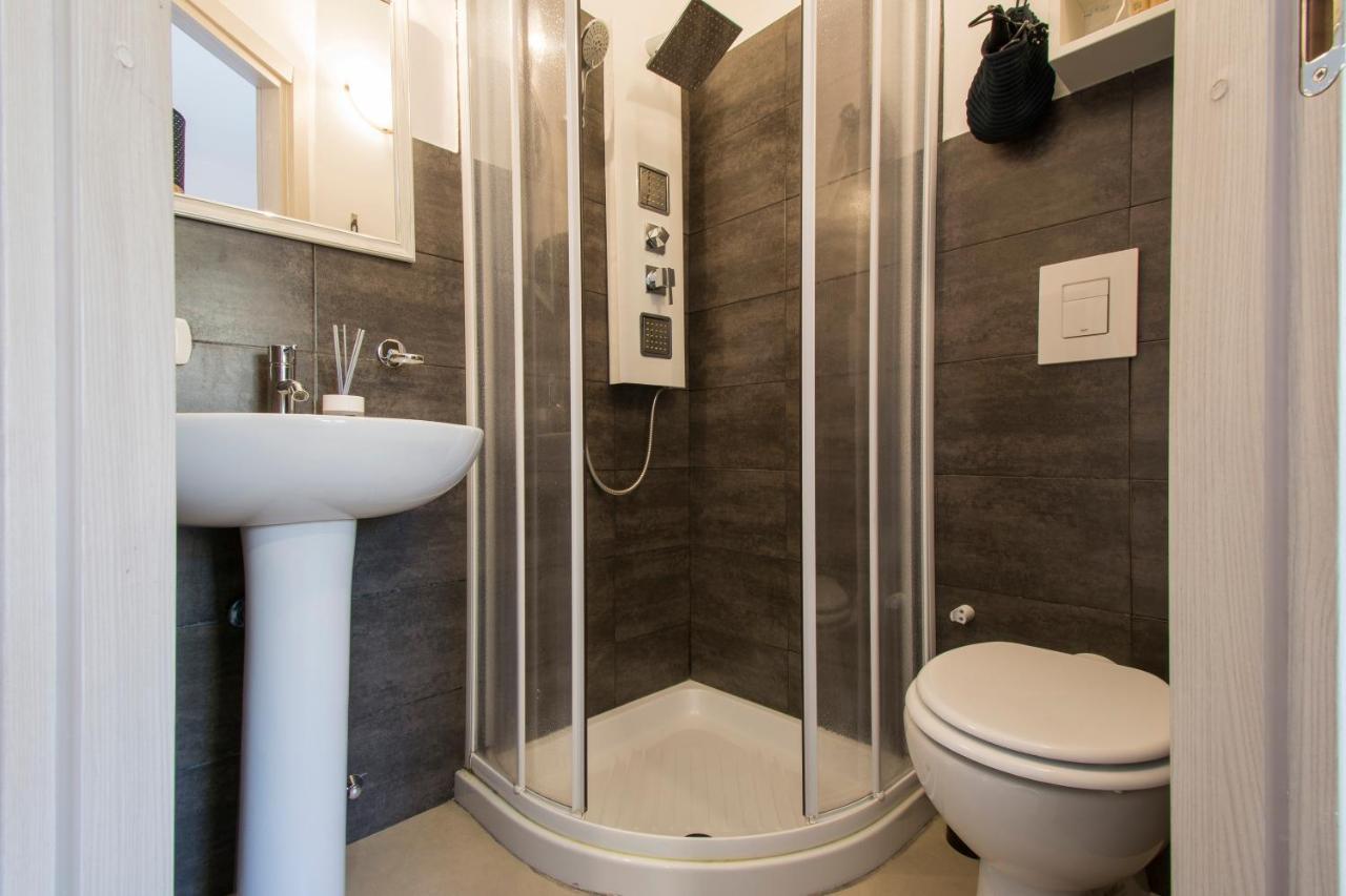 Deluxe Double Room Shower
